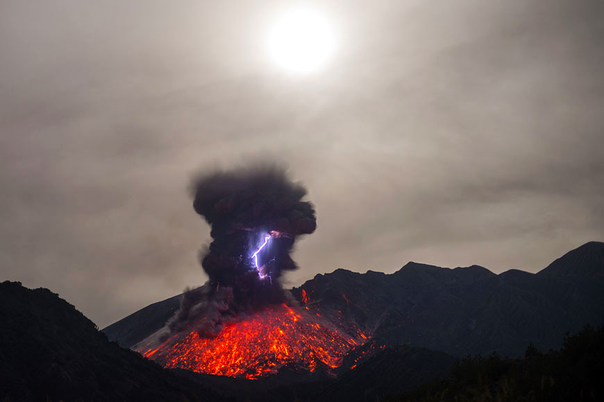 Блискавка у вулкані