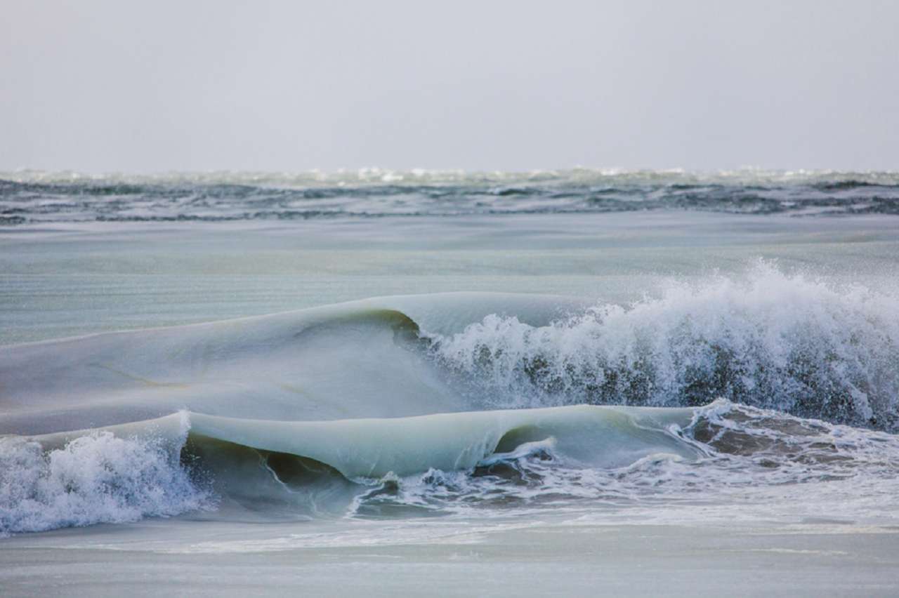 Чи можуть замерзнути морські хвилі?